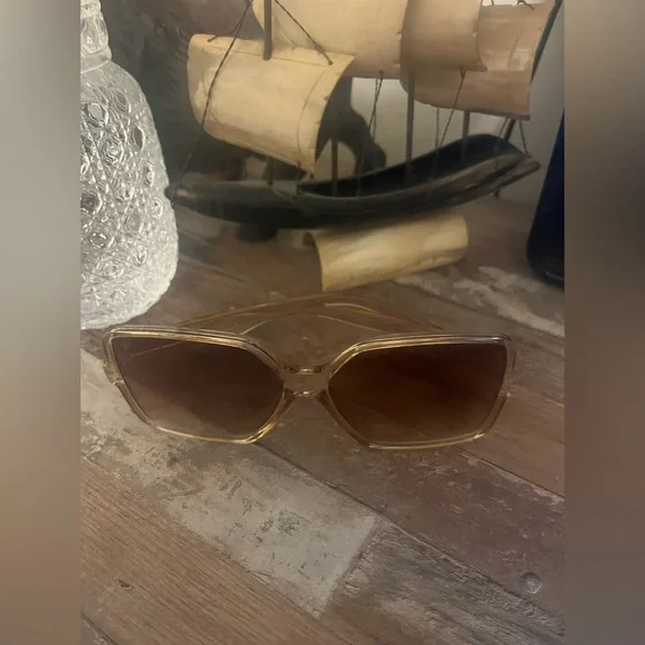 Vintage sunglasses large
Clear light pink frames  
Brown lenses - Picture 2 of 2
